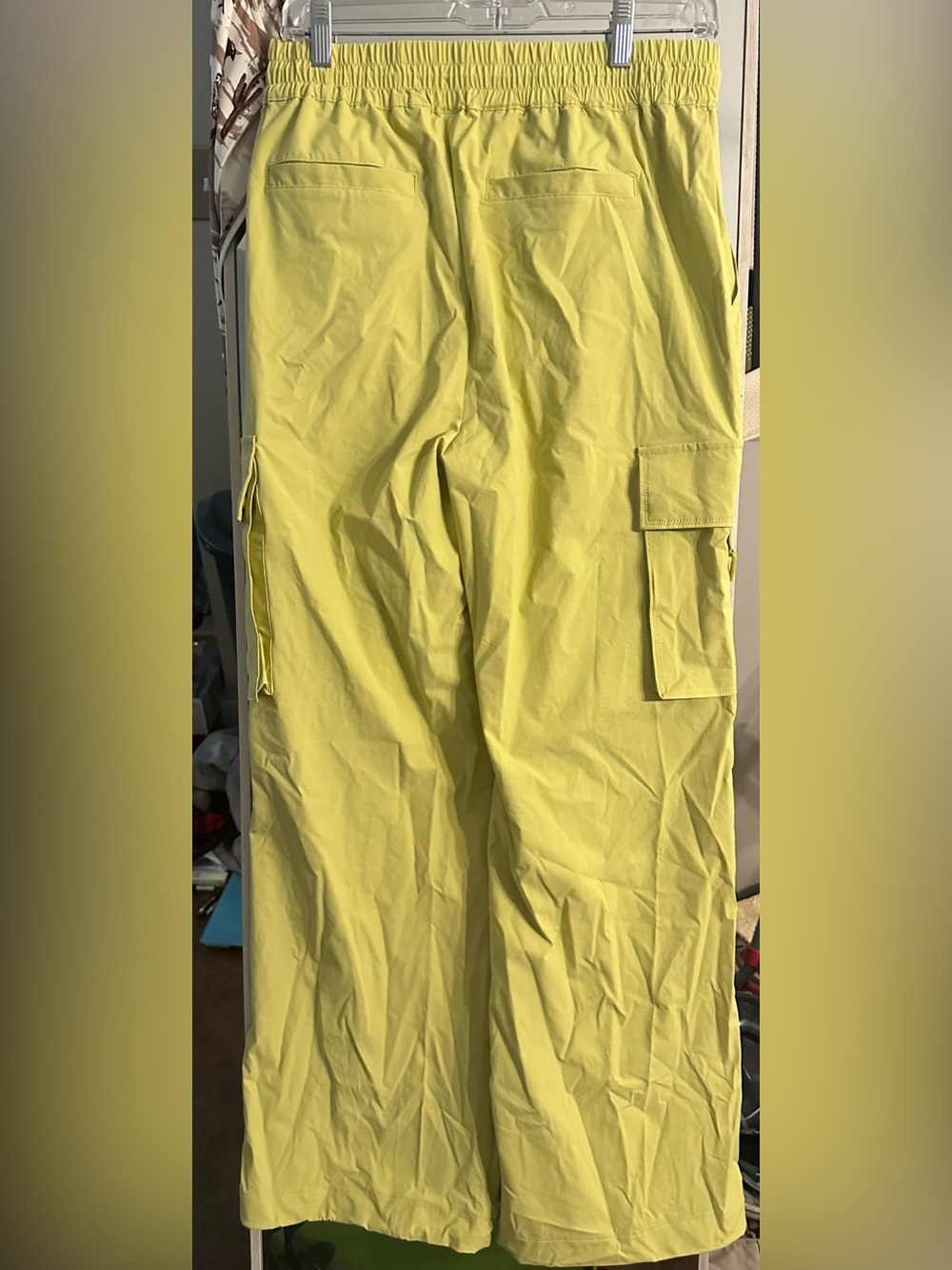 NWT RARE Fabletics The Heights Cargo Pants in Citrine Green - M - Picture 7 of 8